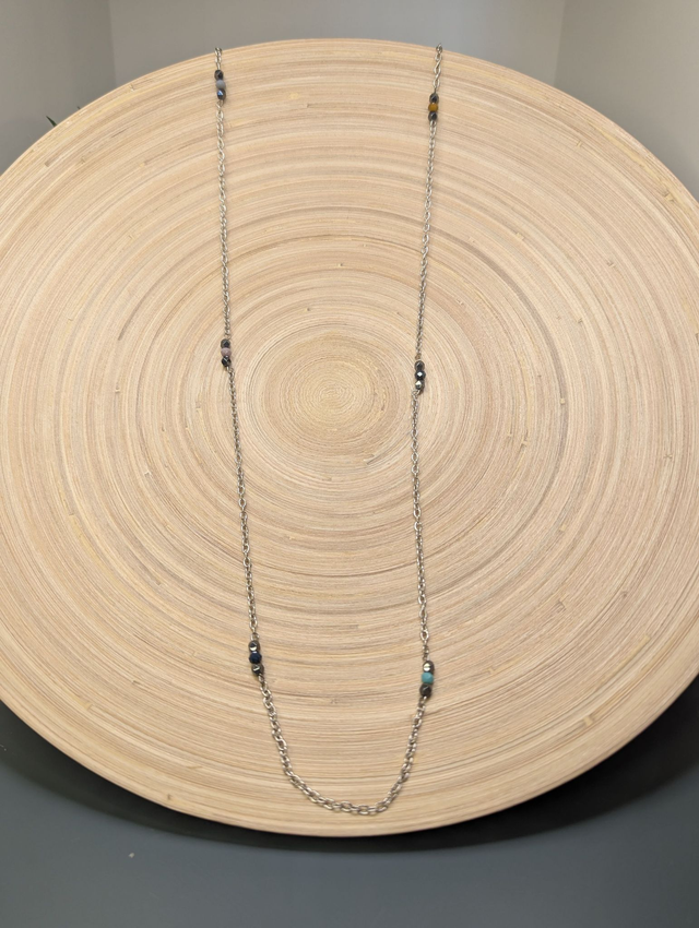 Collier long avec de la chaine couleur argent, intercalé de perles d&#039;hématite noir et de perles colorés en verre. 