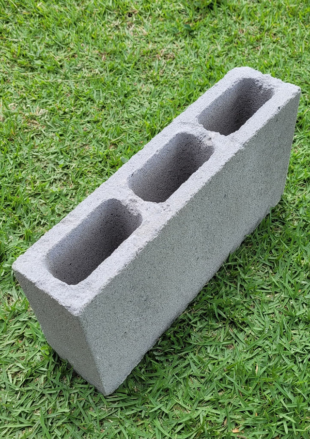 BLOCO 09X19X39 VEDAÇÃO C/ 3 FUROS C/ FUNDO C/ PAREDES 20MM - Preço para retirar na fábrica