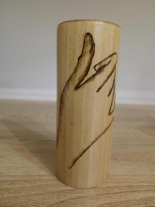 Luciole en bois – Mains enlacées pyrogravées – Placage de merisier – 10 / 15 / 20 cm