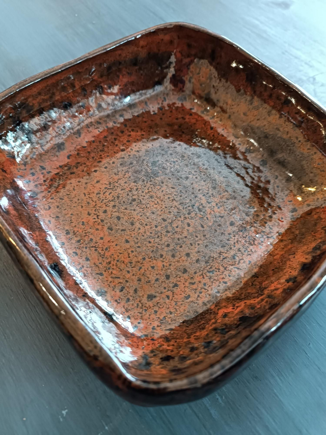 Assiette plat  carrée rouge kaki GM