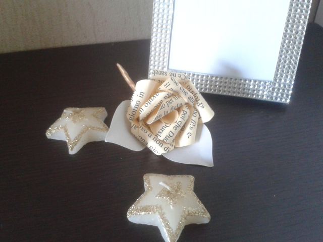 Fiore all’occhiello con Fiori di Carta Testo Libro