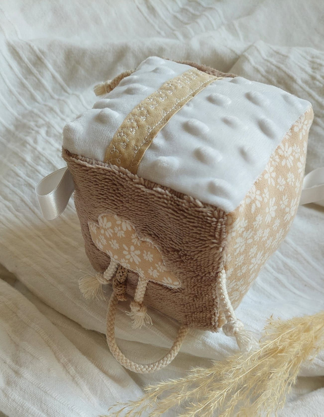 Cube d&#039;éveil nature fleurie