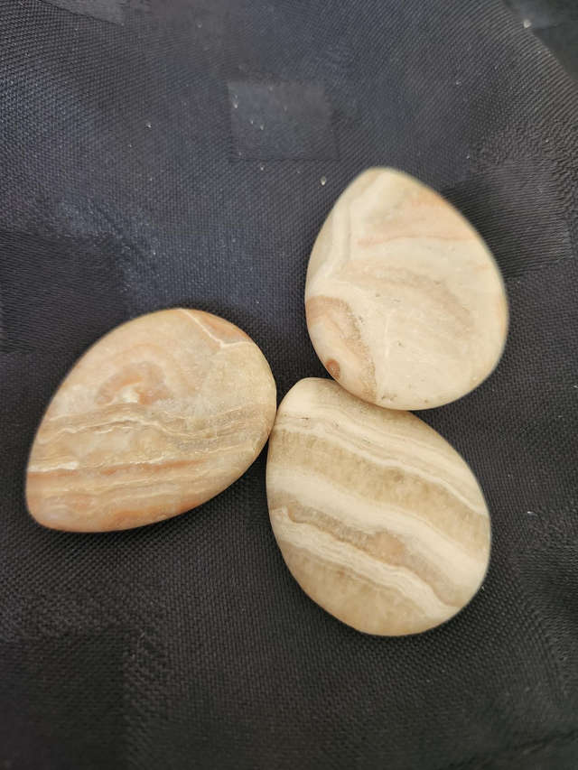 Red Line Agate thumb stone 