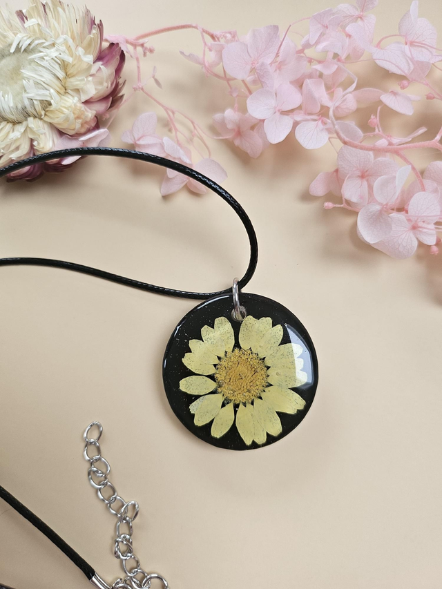 Pendentif en résine - Rond noir fleur jaune