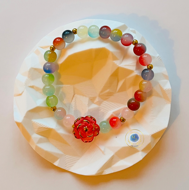 Bloom in Color” – Handgemaakte Armband met Regenboogkralen &amp; Rode Roos