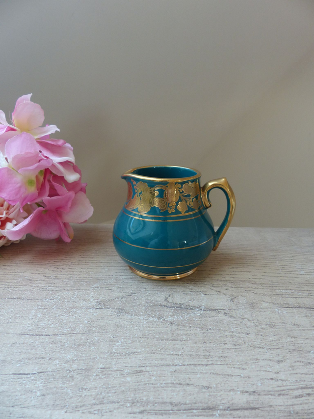 Ancien Pot à Crème Sadler en Céramique Bleu-Vert avec Motifs Dorés – Crémier Anglais Rare des Années 1950 – Petit Pot à Lait Vintage Sadler