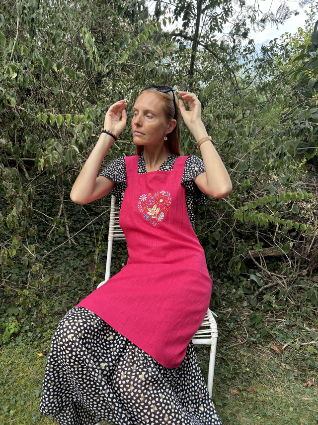 Tablier japonais en lin fuschia  brodé d&#039;un coeur fleuri 