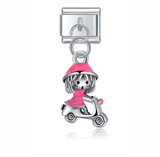 Charm Niña en Scooter Colgante