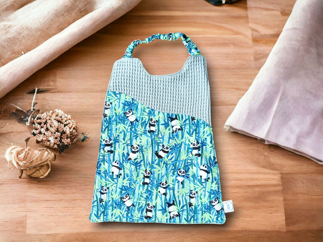 Serviette de cantine ajustable bi- matière motif Pandas