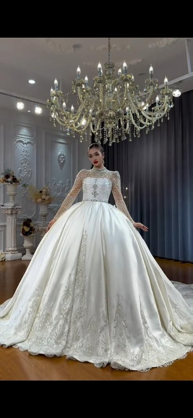Robe de Mariée Princesse Luxury Satin Col Bijou Manches longues avec Perles Strass Handmade / Réf : RMP72