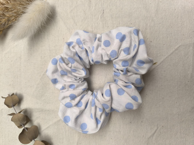 Chouchou upcyclé à pois bleus