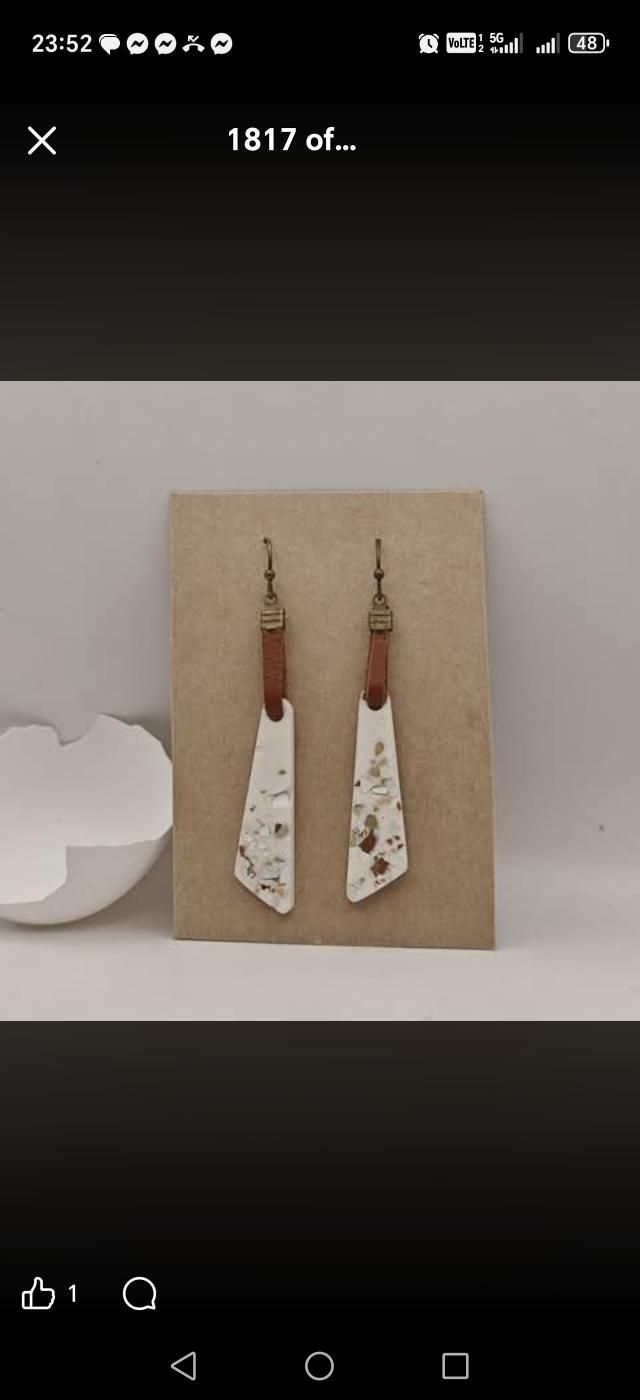Boucle d'oreille en coquille multicolore mate 