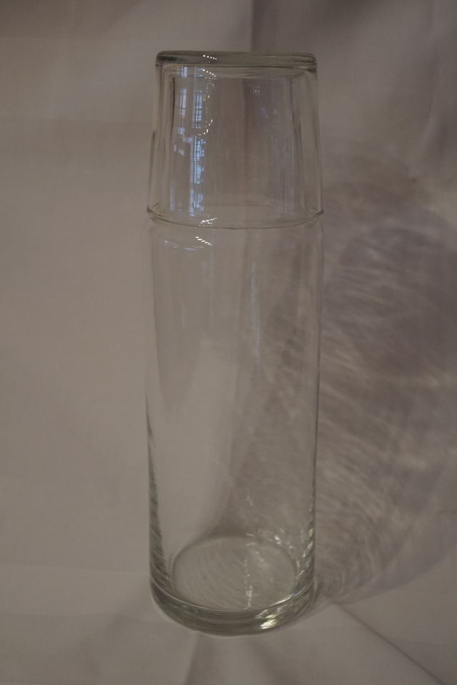 (Wasser-)Karaffe mit Trinkglas