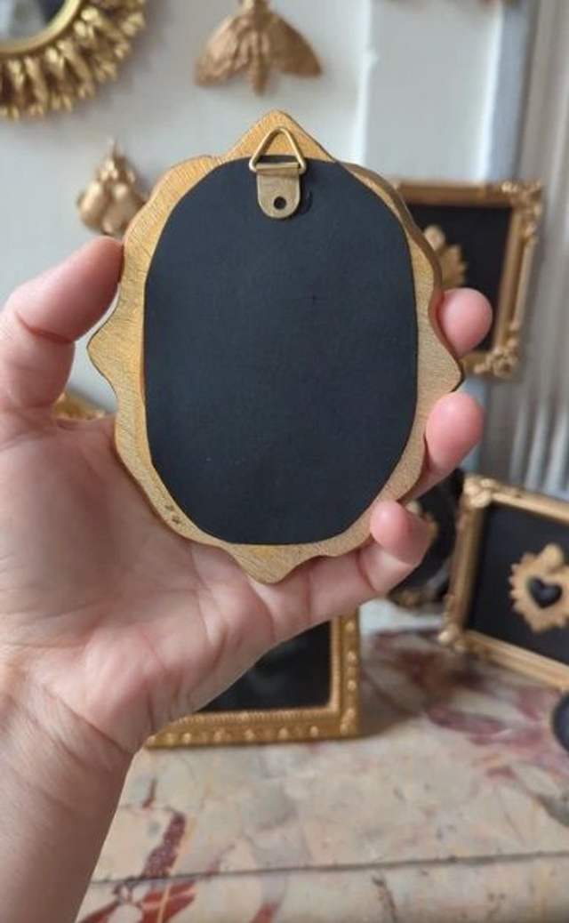 Cadre baroque doré papillon de nuit lunes