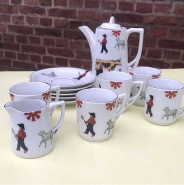  Retroporzellan 5 Tassen mit Untertassen und Kanne, Milchkännchen 