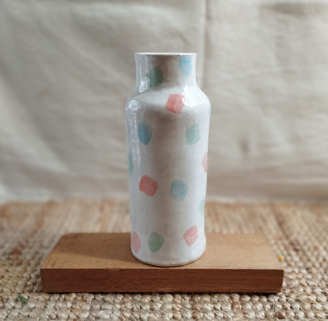 Vase, argile blanc, émail blanc avec taches de rose, bleu et vert