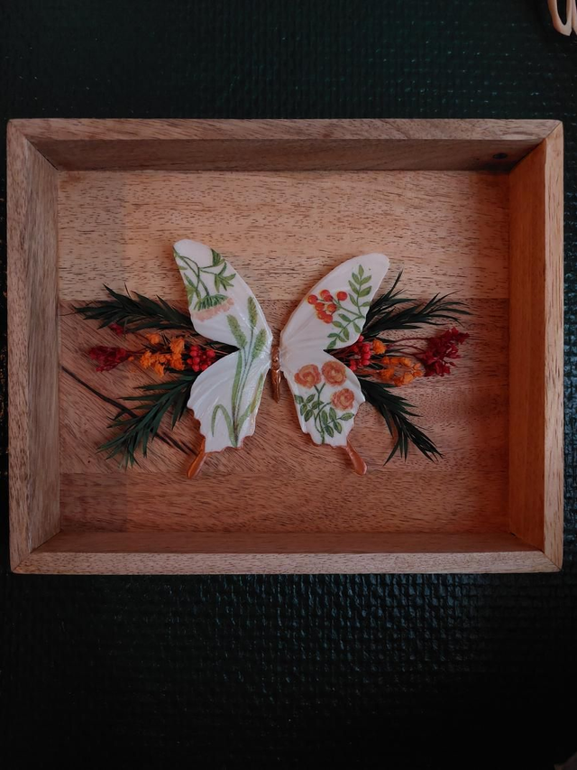 Cadre en bois fleurit avec un papillon en résine 