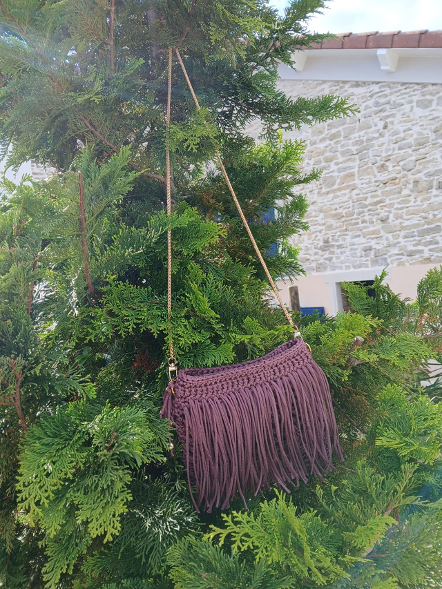Sac bandoulière bohème au crochet prune avec perles dorées – création artisanale chic
