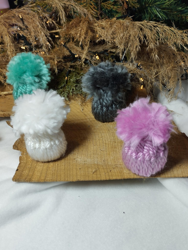 Mini bonnet en laine (à suspendre ou poser)