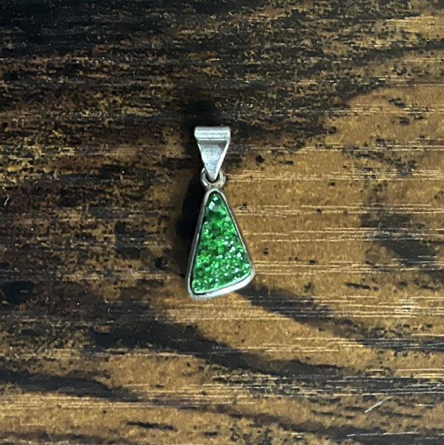 Pendentif en argent et grenat uvarovite