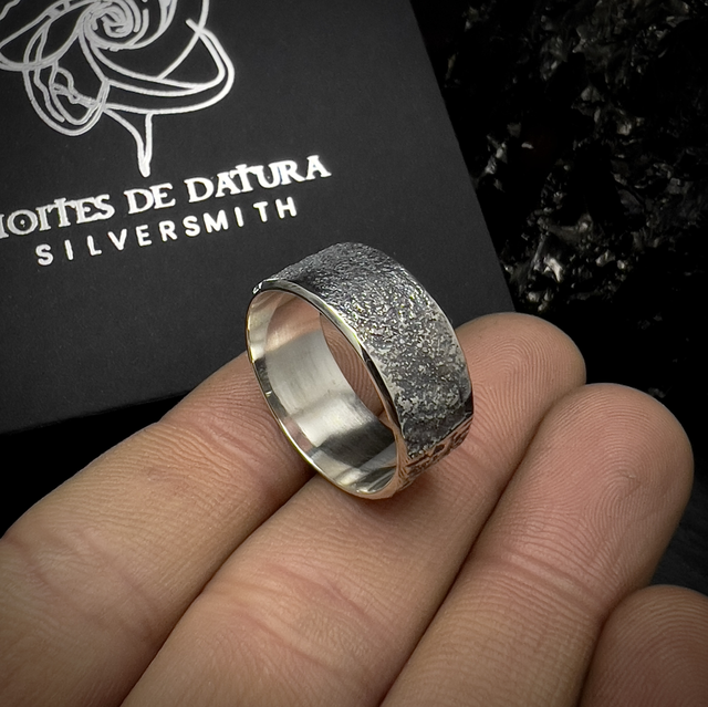 Anillo de plata con textura de fuego rústica