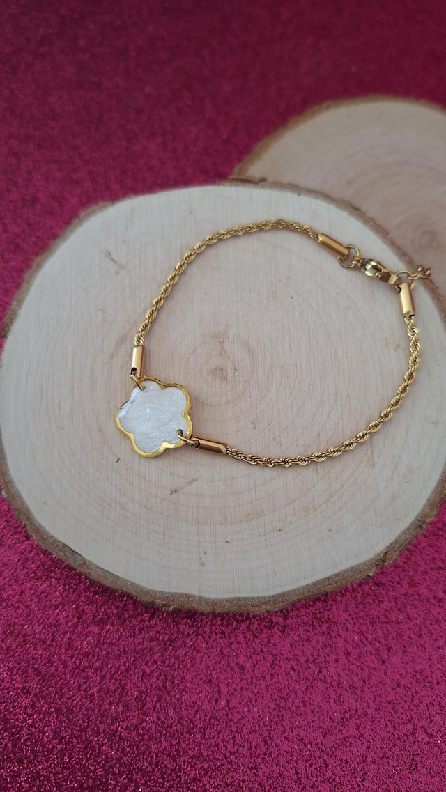 Bracelet torsadé doré fleur blanche