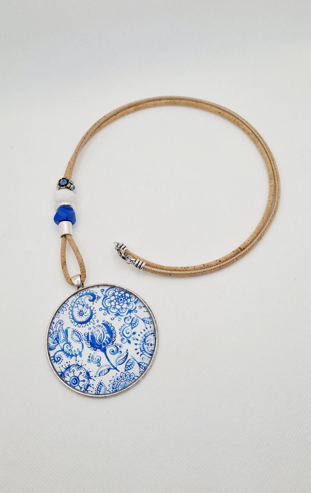 Long sautoir en cordon de liège naturel fin, perles et gros cabochon "bandana bleu"