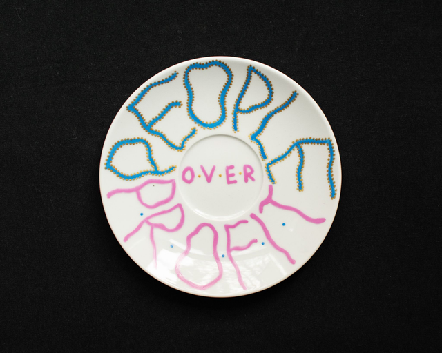 Buntowniczy talerz "People over Profit"