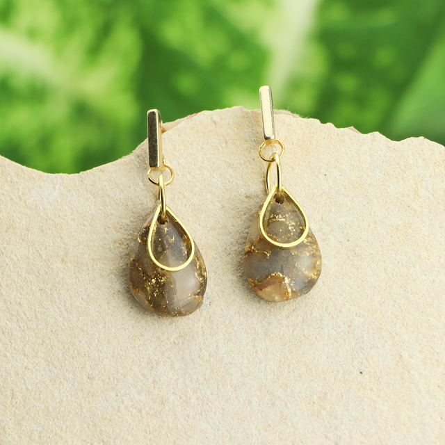 Ohrringe “African Dreams” - mittelgroß - extravagante Tropfenohhänger aus Polymerton mit hypoallergenem Edelstahlstecker, gold-weiß-terrabraun