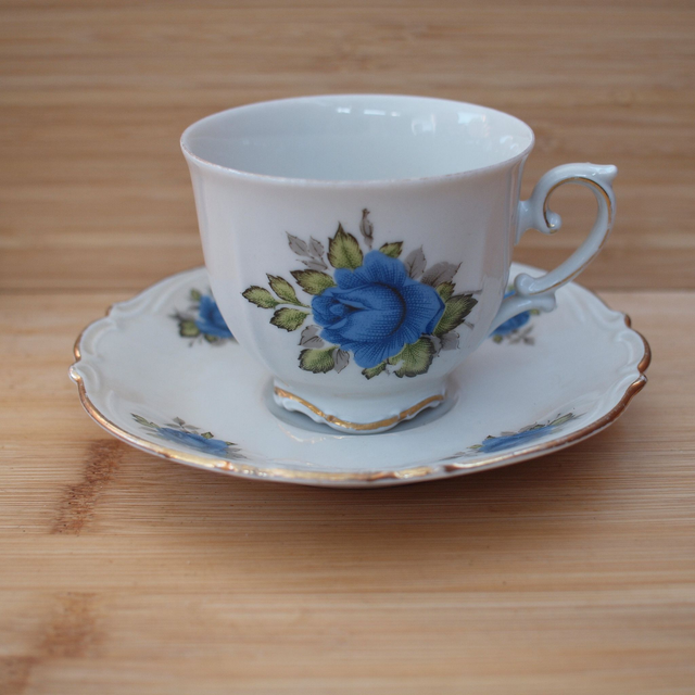 Z &amp; Co | Kop (diameter 8 | hoogte 7 cm) en Schotel (diameter 14 | hoogte 2 cm) bloemmotief blauw goudkleur | Vintage - kleine onvolkomenheid