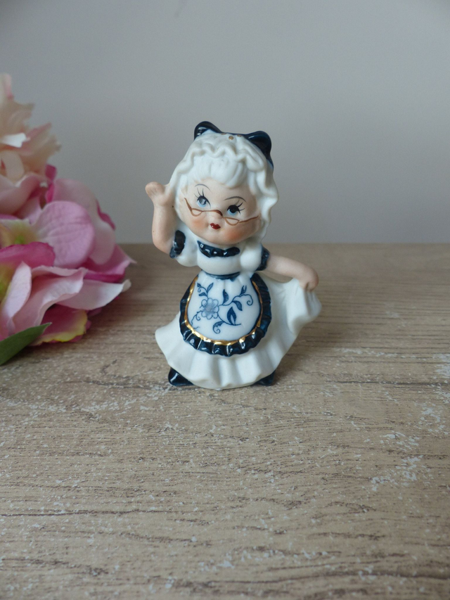Figurine vintage en biscuit représentant une grand-mère dansante – robe blanche, tablier bleu, bonnet et lunettes – miniature peinte main