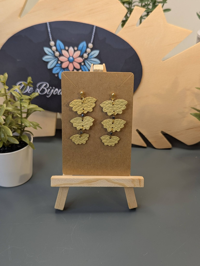 Boucles d&#039;oreilles sur clou tombante en cuir jaune, tissus enduit et perle d&#039;hématite.