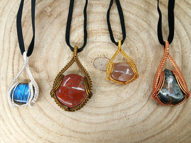 Naieth, pendentifs en pierres naturelles et cuivre