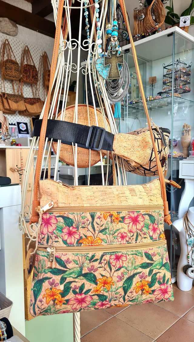 Sac à bandoulière "fleurs du paradis" en liège naturel et imprimé avec 3 poches zip