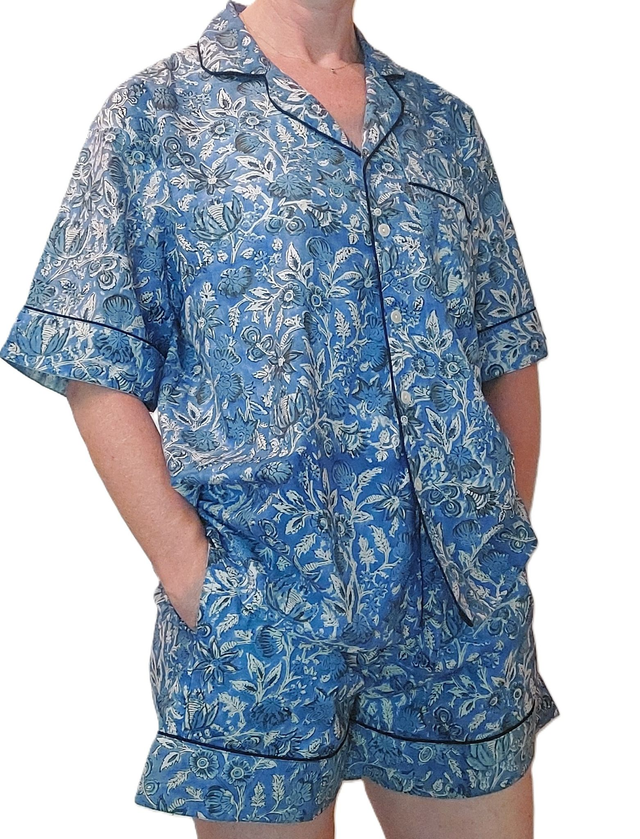 Pyjama court en coton indien – Imprimé floral artisanal – Fait main - Slow fashion - Bleu et blanc sur bleu