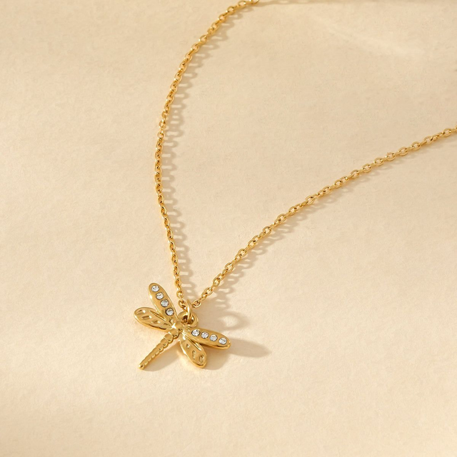 Collier chaîne fine dorée avec pendentif libellule en strass