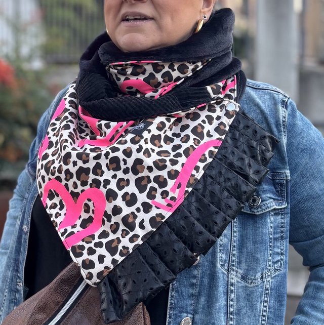 Écharpe Cocoon Fluffy – Léopard Pink Black