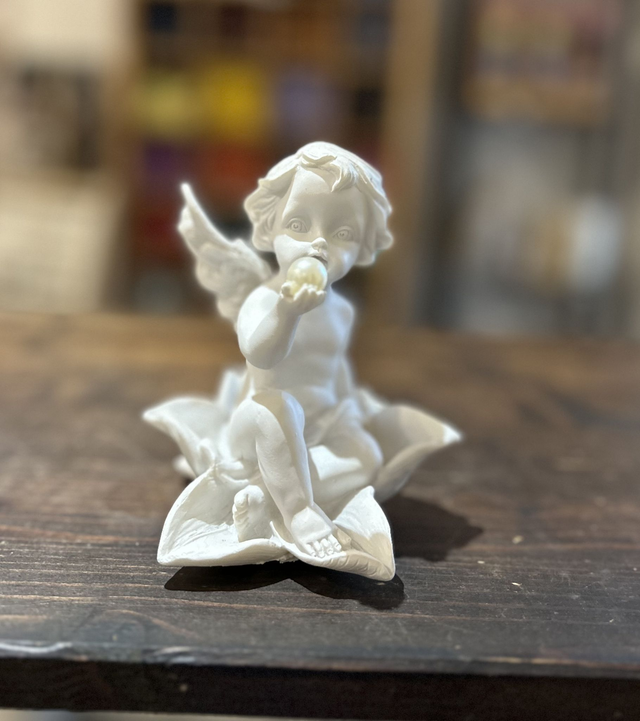 Ange en résine assis sur une fleur avec perle nacrée