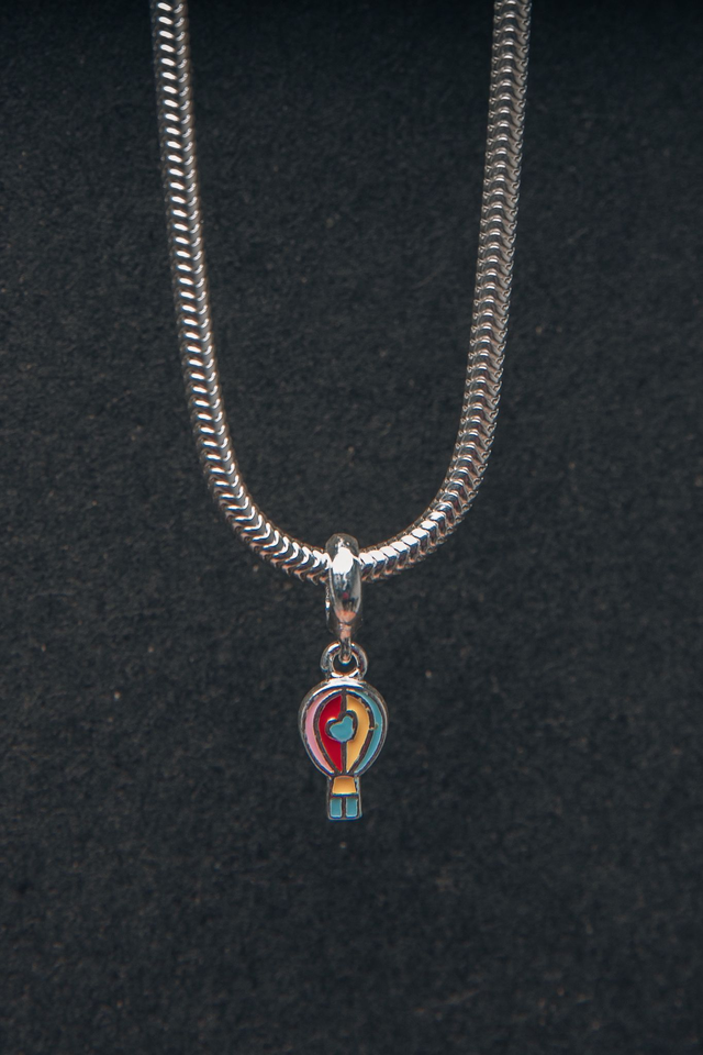 Berloque prata balão resinado