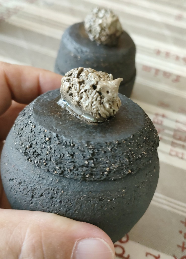 Boites en grès noir avec couvercle orné d'un mouton modelé