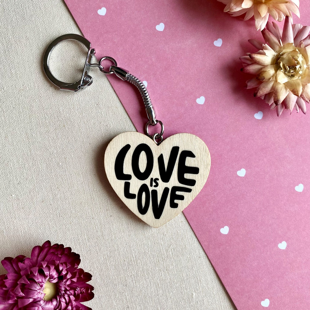 Porte clés coeur Love is love