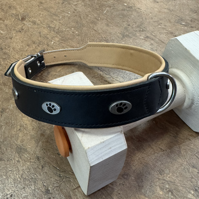 Lederhalsband Schwarz/Natur mit Pfötchenplaketten