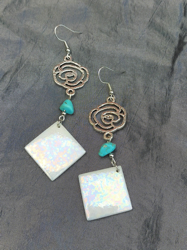 Boucles d&#039;oreilles en pâte de verre blanche.  