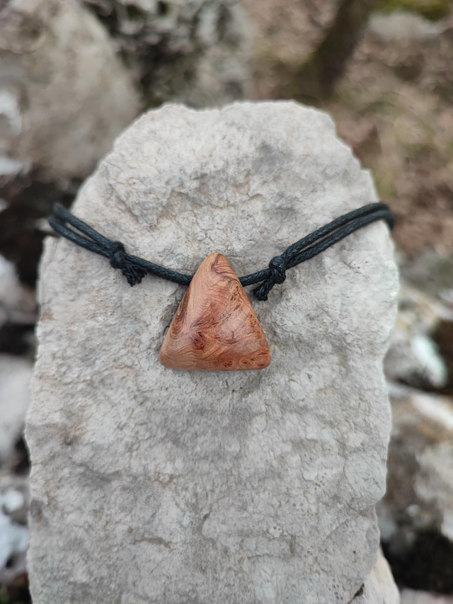 Pendentif en Bois de Loupe de Cade