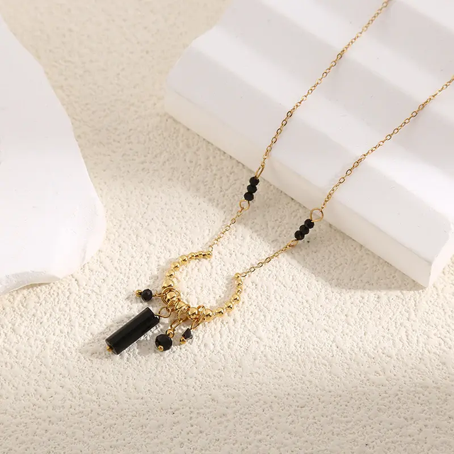 Collier Doré Anneau Doré Ouvert Avec Pendentifs Pierres Noires