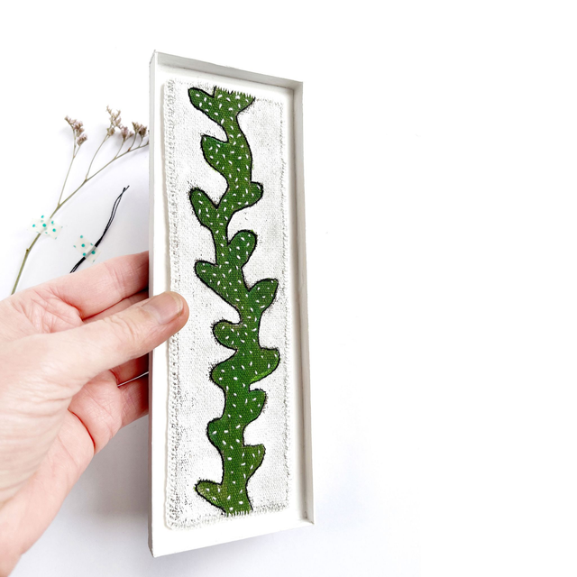 Tableau peint et brodé à motif liane verte