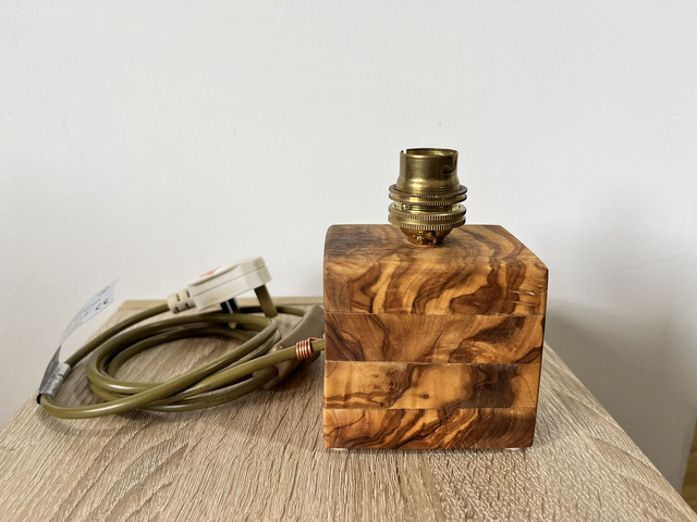 Retro-style table lamp made of olive wood with a brass holder.