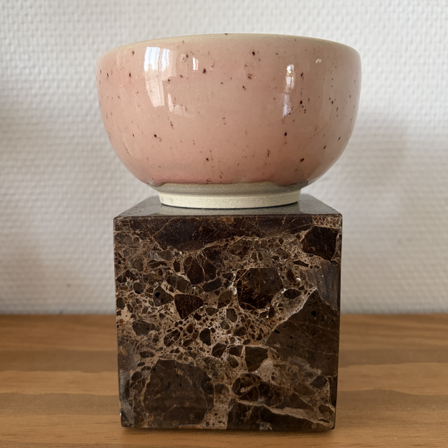 Bol artisanal en grès rose moucheté