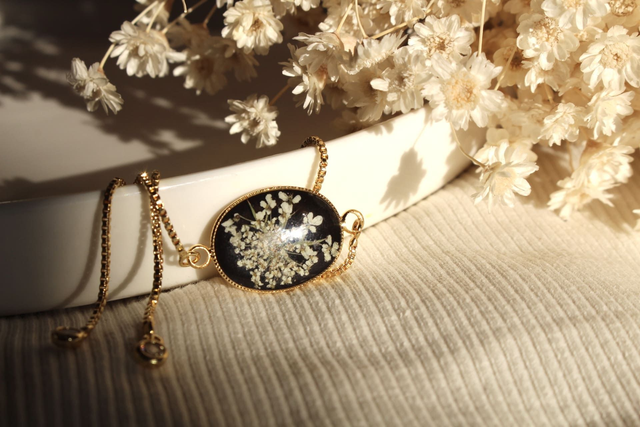 Bracelet avec des fleurs naturelles de carottes sauvages