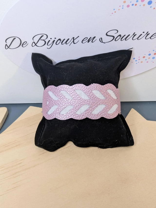 Bracelet manchette en cuir rose poudré, avec du tissus enduit blanc (résistant), une chaine argent. Le fermoir est de couleur argent.